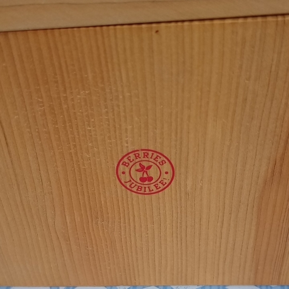 Wooden Box with Berries Jubilee Logo - Picture 2 of 6